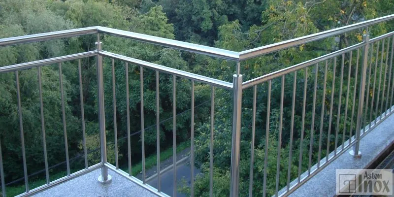 Inox ograda za balkon model Anya s okomitim ispunama